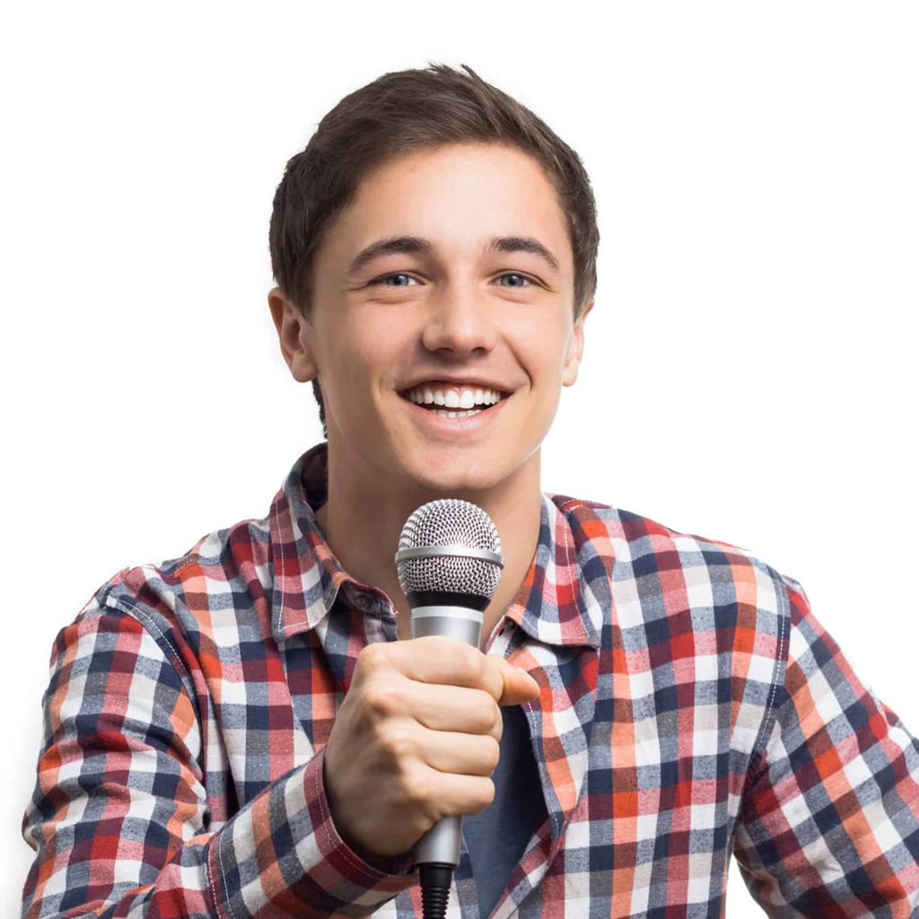 Junger Mann mit Mikrofon