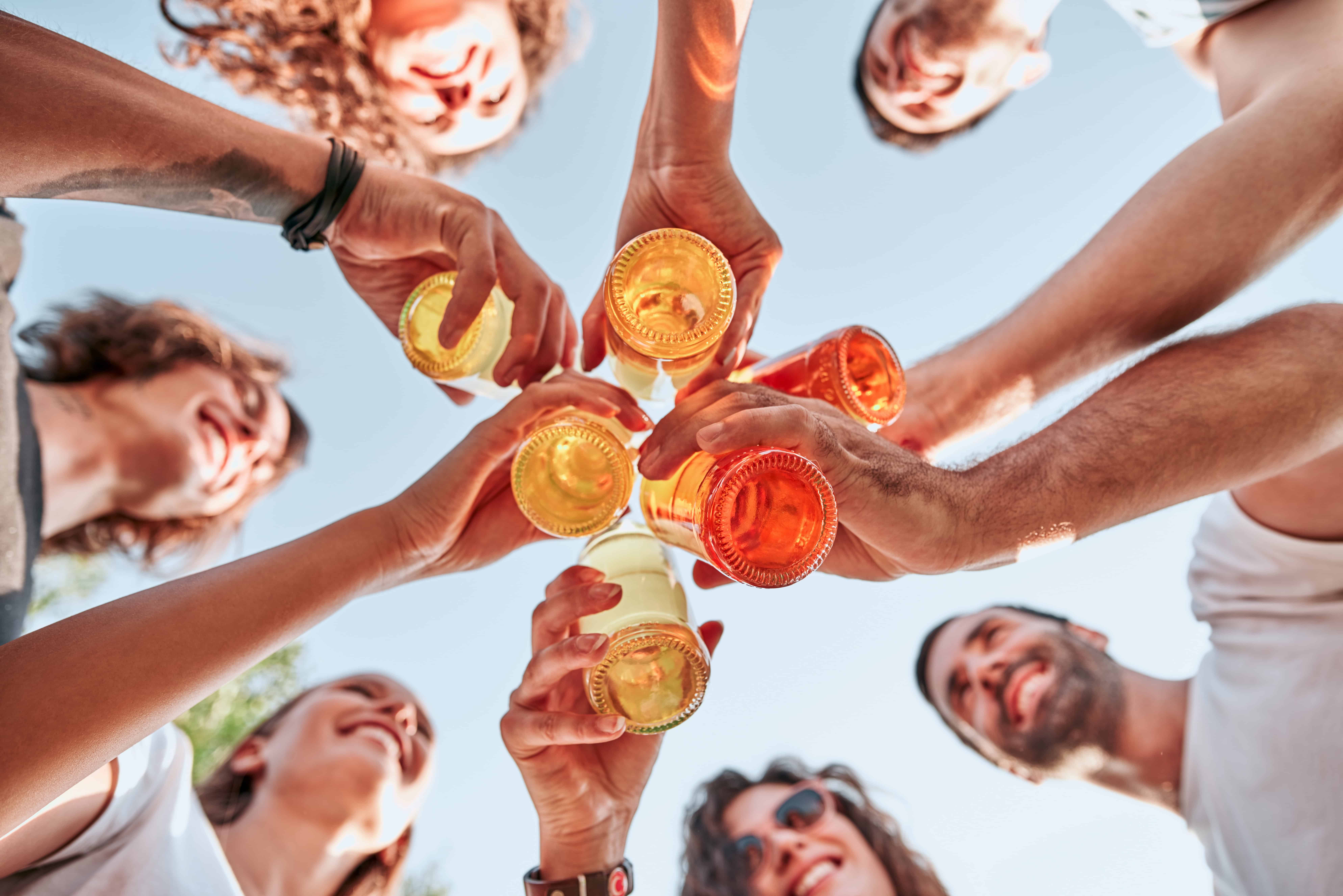 Jugendliche trinken Alkohol © stock.adobe.com - HBS